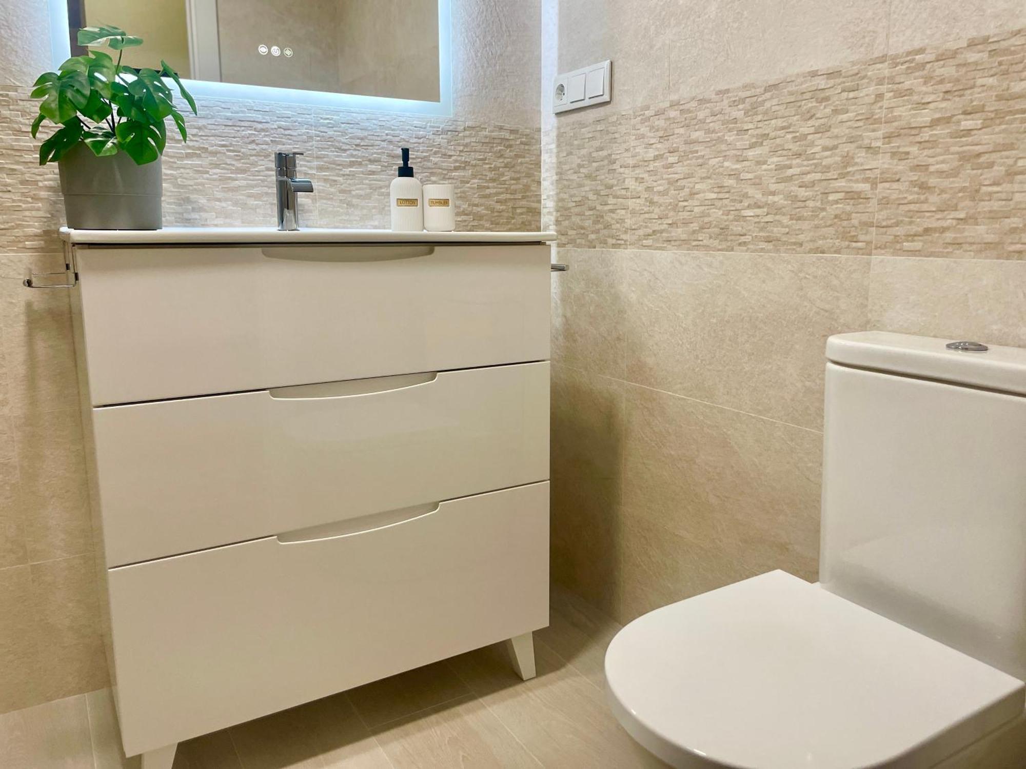 Amplio Con Piscina Y Pistas De Tenis En Appartamento Benidorm