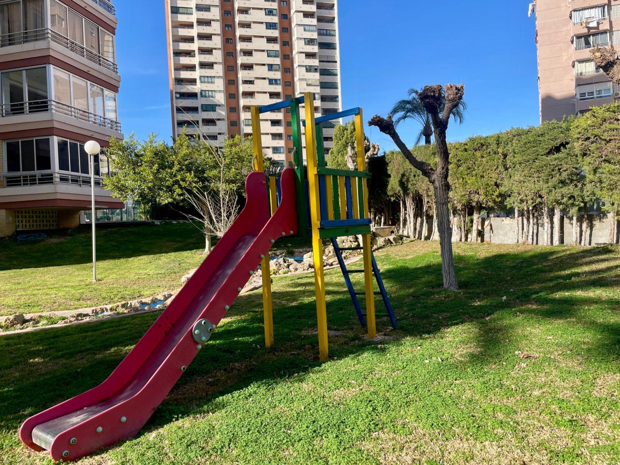 Amplio Con Piscina Y Pistas De Tenis En Appartamento Benidorm