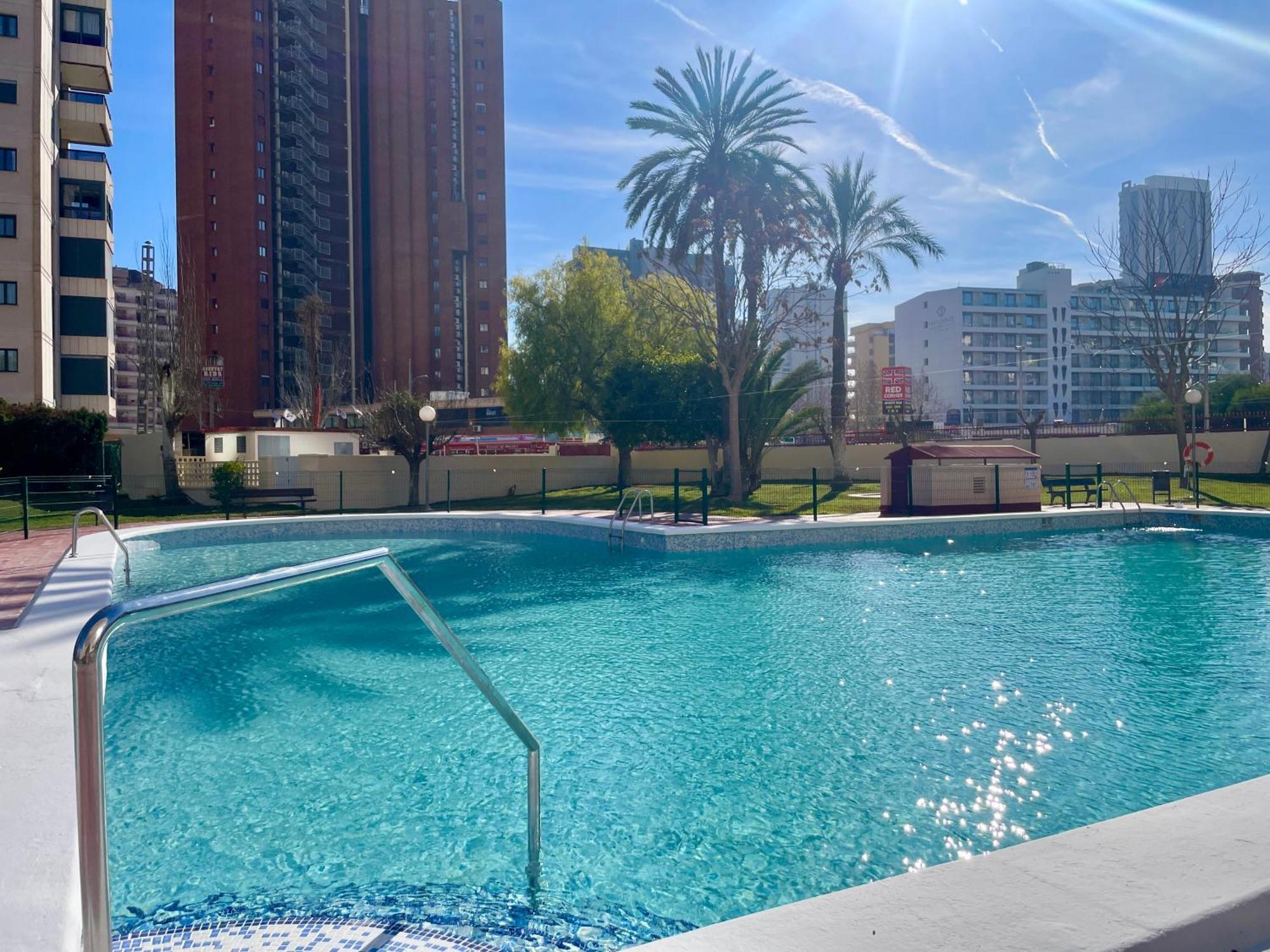 Amplio Con Piscina Y Pistas De Tenis En Appartamento